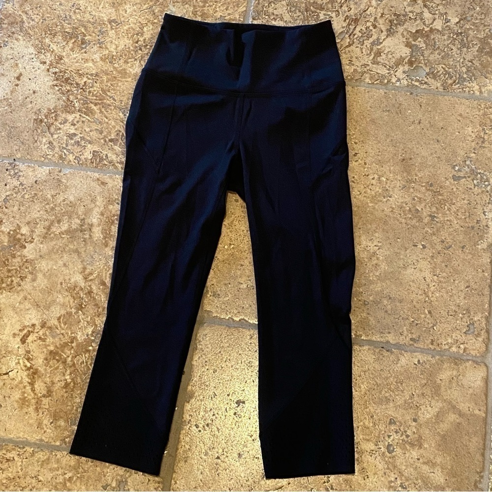 LULULEMON Women Black Perforated Hem Cropped Athletic Pants Size 4